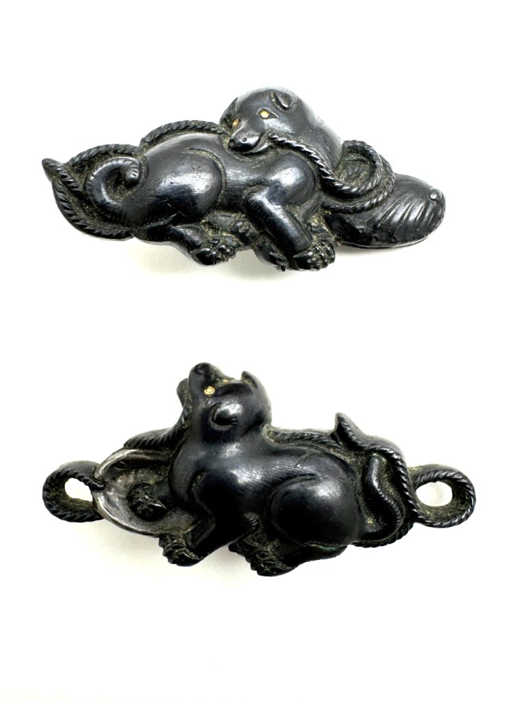 狗児戯鮑貝図目貫