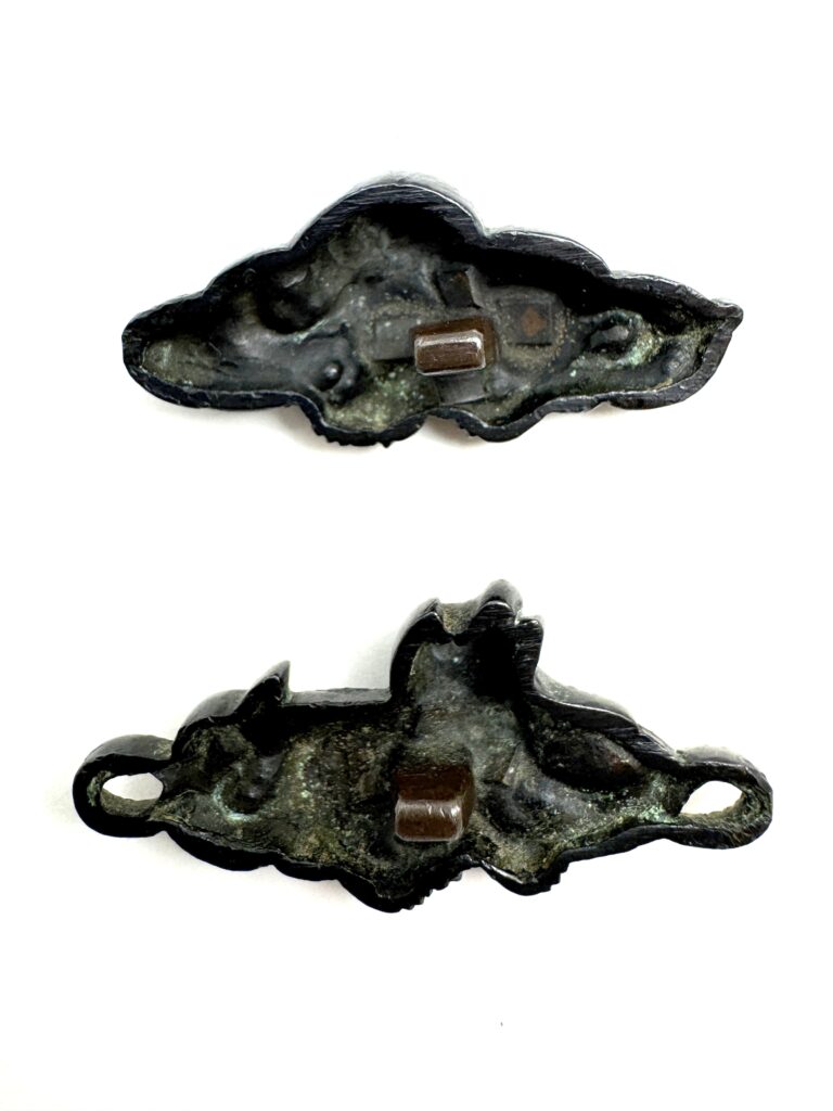 狗児戯鮑貝図目貫