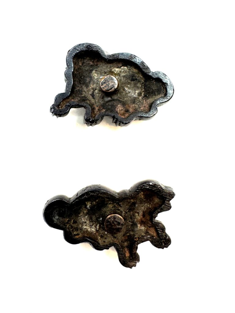 狗児図目貫