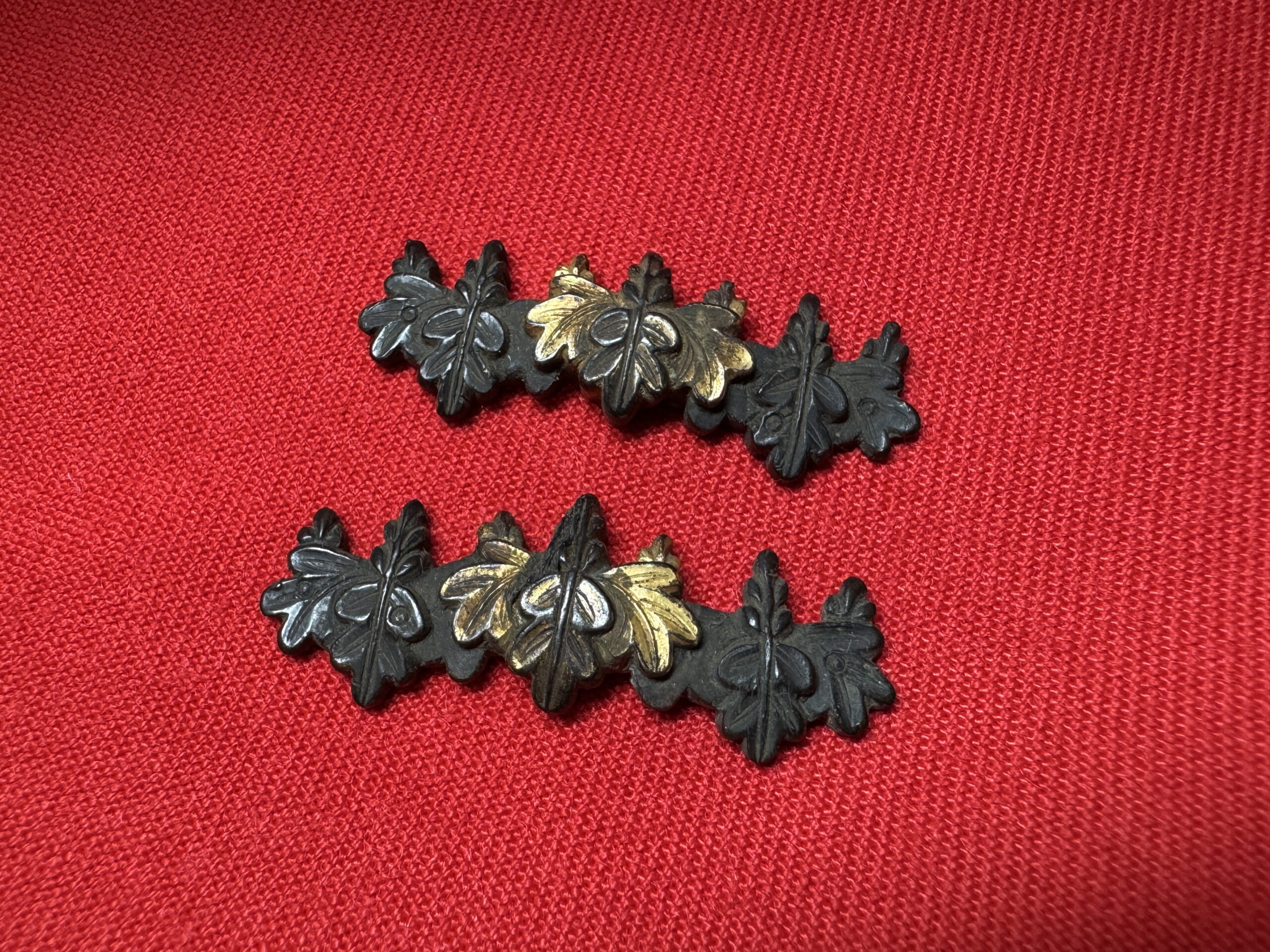 五三桐紋三双図──格式と誇りが刻まれた刀装具 - 紡盛堂